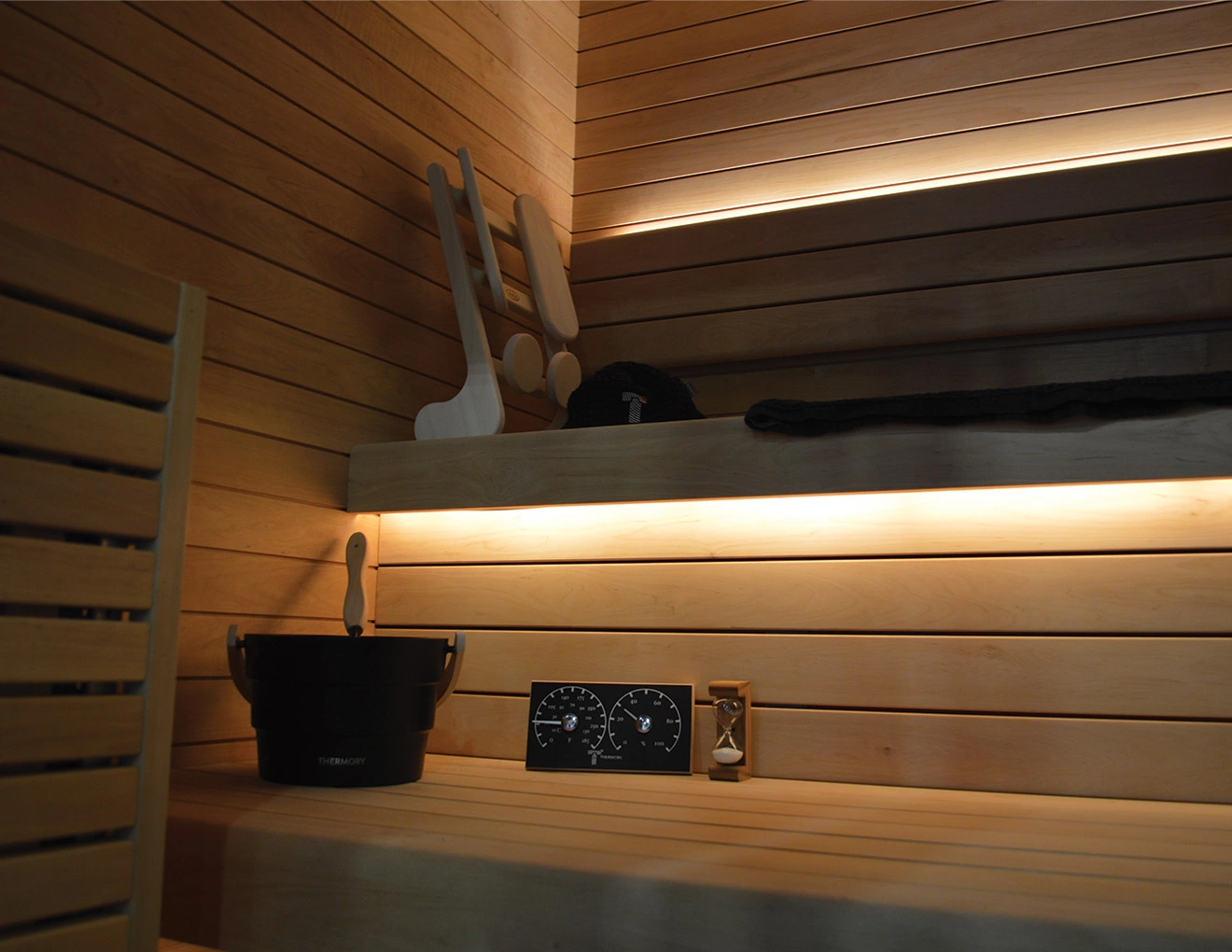 Interior benches of Luik sauna with HaLu backrest and accesories