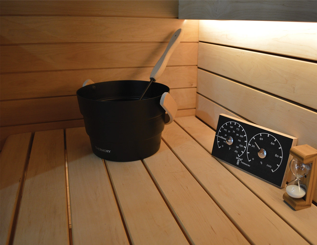 Alder bench of Luik sauna with sauna bucket and temperature gauge