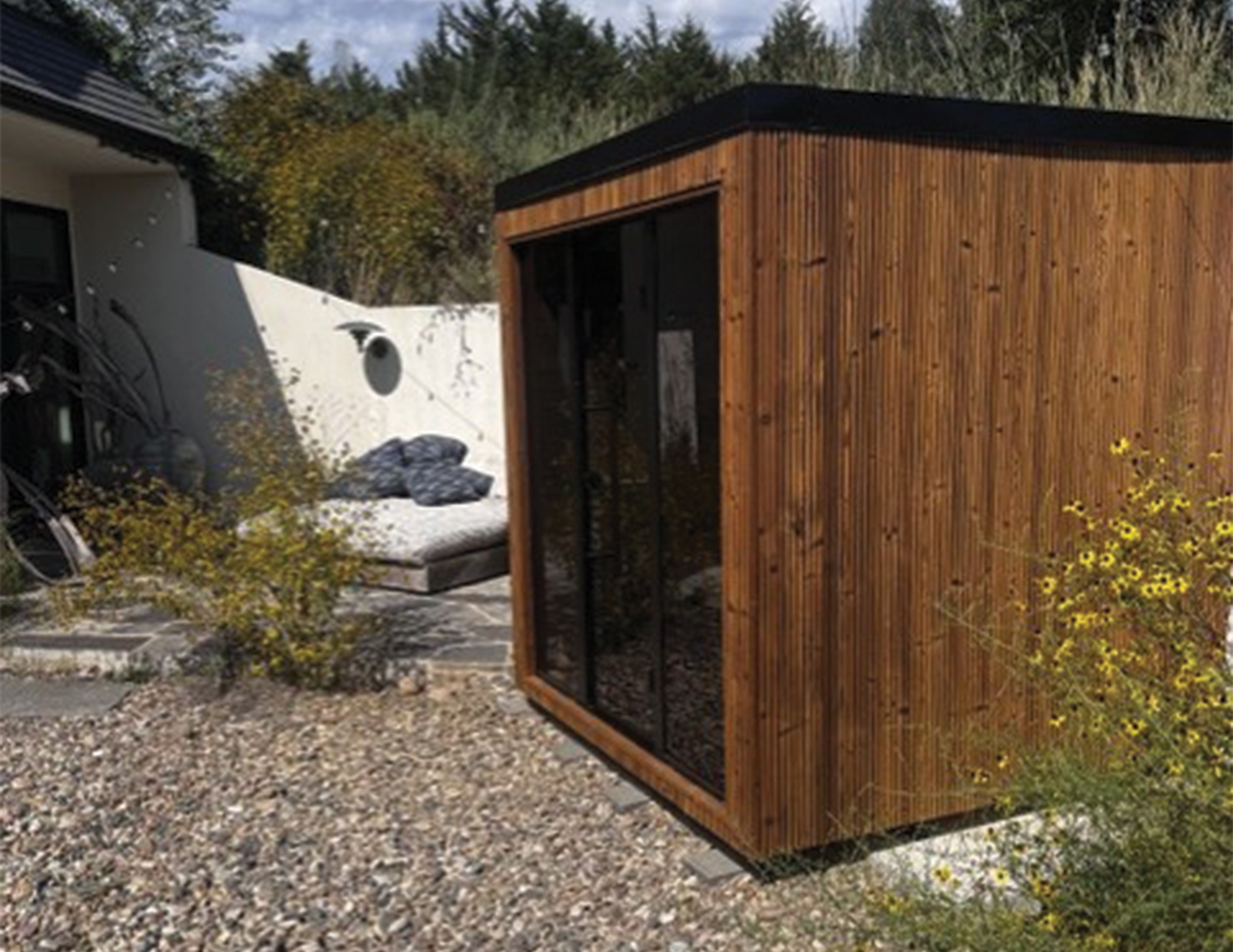 Kodiak Luik Sauna in backyard